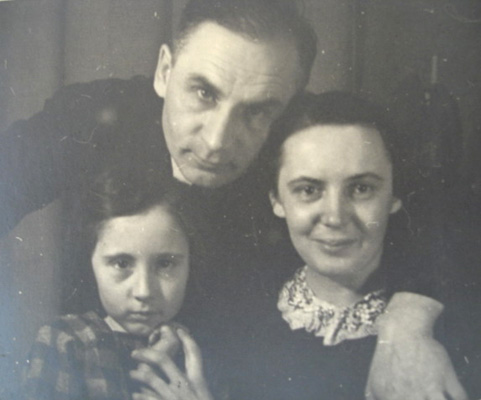 Jan Weiss with his wife and daughter
