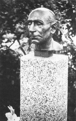 A bust of Jan Weiss